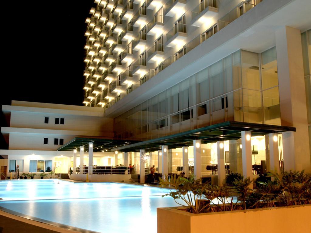 Sintesa Peninsula Hotel Manado Extérieur photo