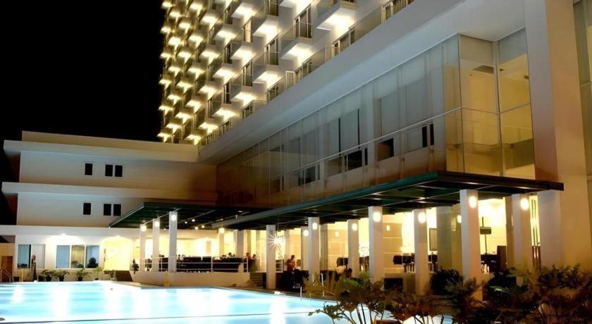 Sintesa Peninsula Hotel Manado Extérieur photo