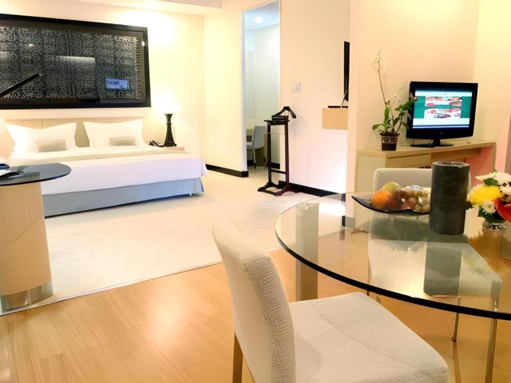 Sintesa Peninsula Hotel Manado Extérieur photo