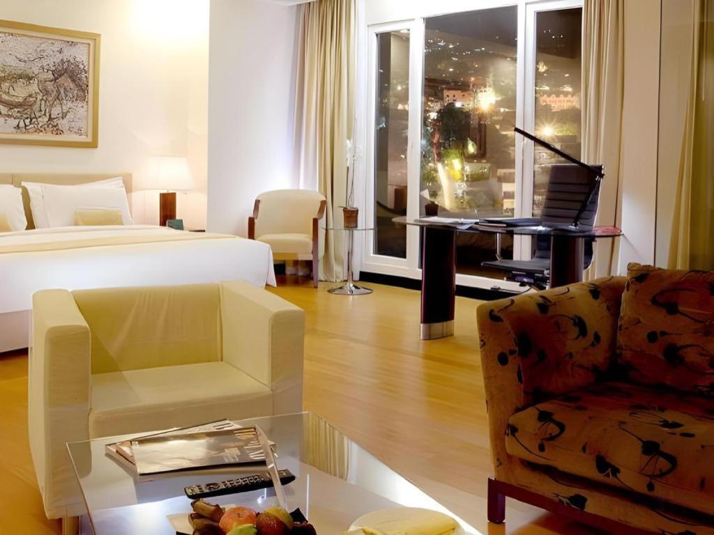 Sintesa Peninsula Hotel Manado Extérieur photo